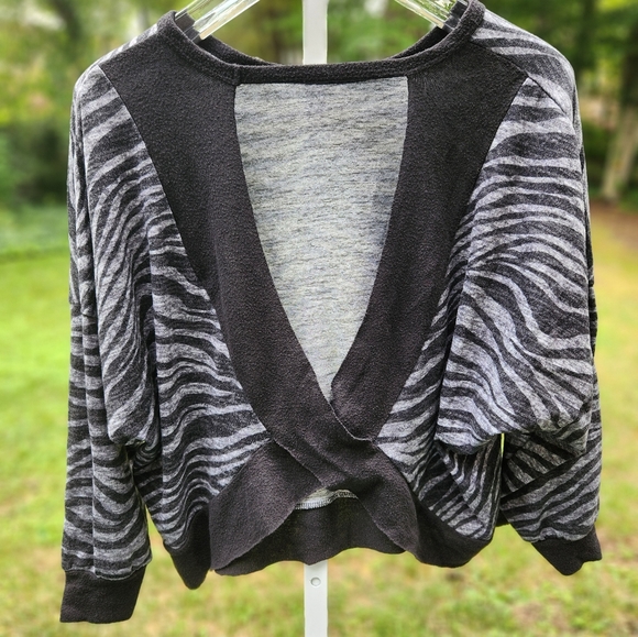 South Moon Under Vintage Havana zebra print yoga top with open back- Sz Large - Picture 2 of 4